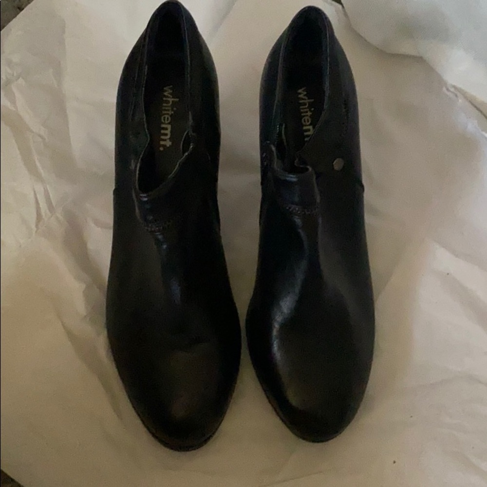 Whitemt black boots